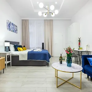 Bluebird Apt Old Town & Wawel Hill By Vistula River - By Homelike Krakow Apartment